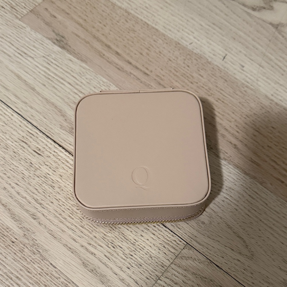 Beige Quince Travel jewelry box